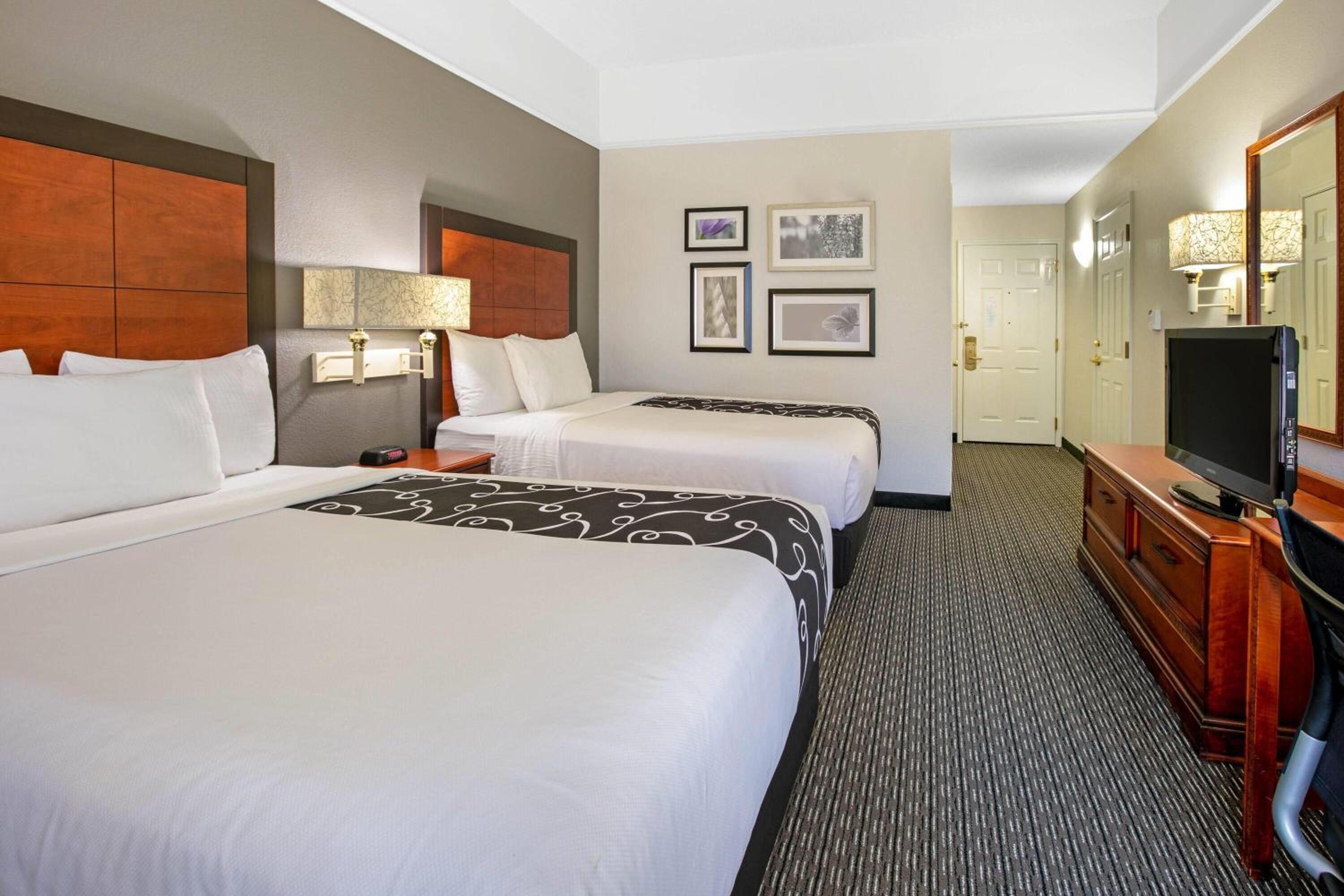 غرفة بسرير مزدوج بحوض استحمام لذوي الإعاقة، La Quinta Inn & Suites by Wyndham DFW Airport South / Irving 2/8
