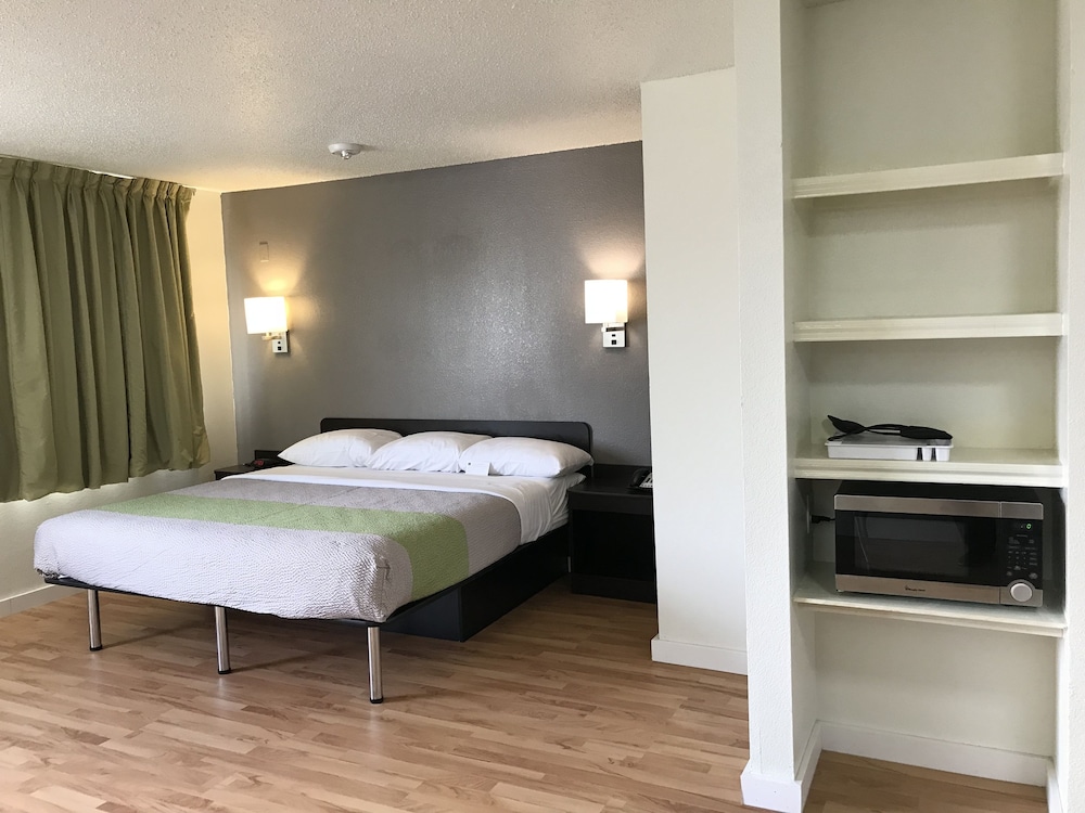 DELUXE, SUITE, KING BED, SMOKING, ACCESSIBLE