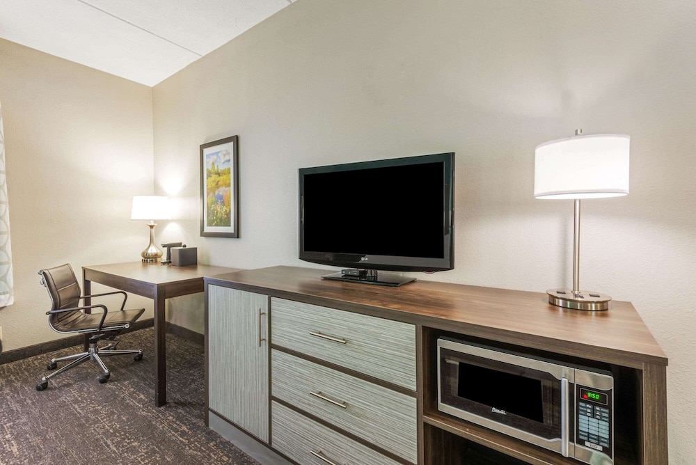 La Quinta Inn and Suites by Wyndham Jamestown 40/46