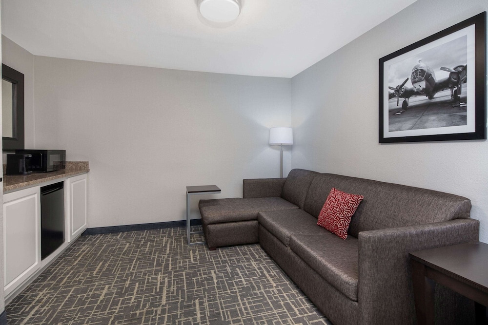 La Quinta Inn & Suites by Wyndham Atlanta Airport South 28/47