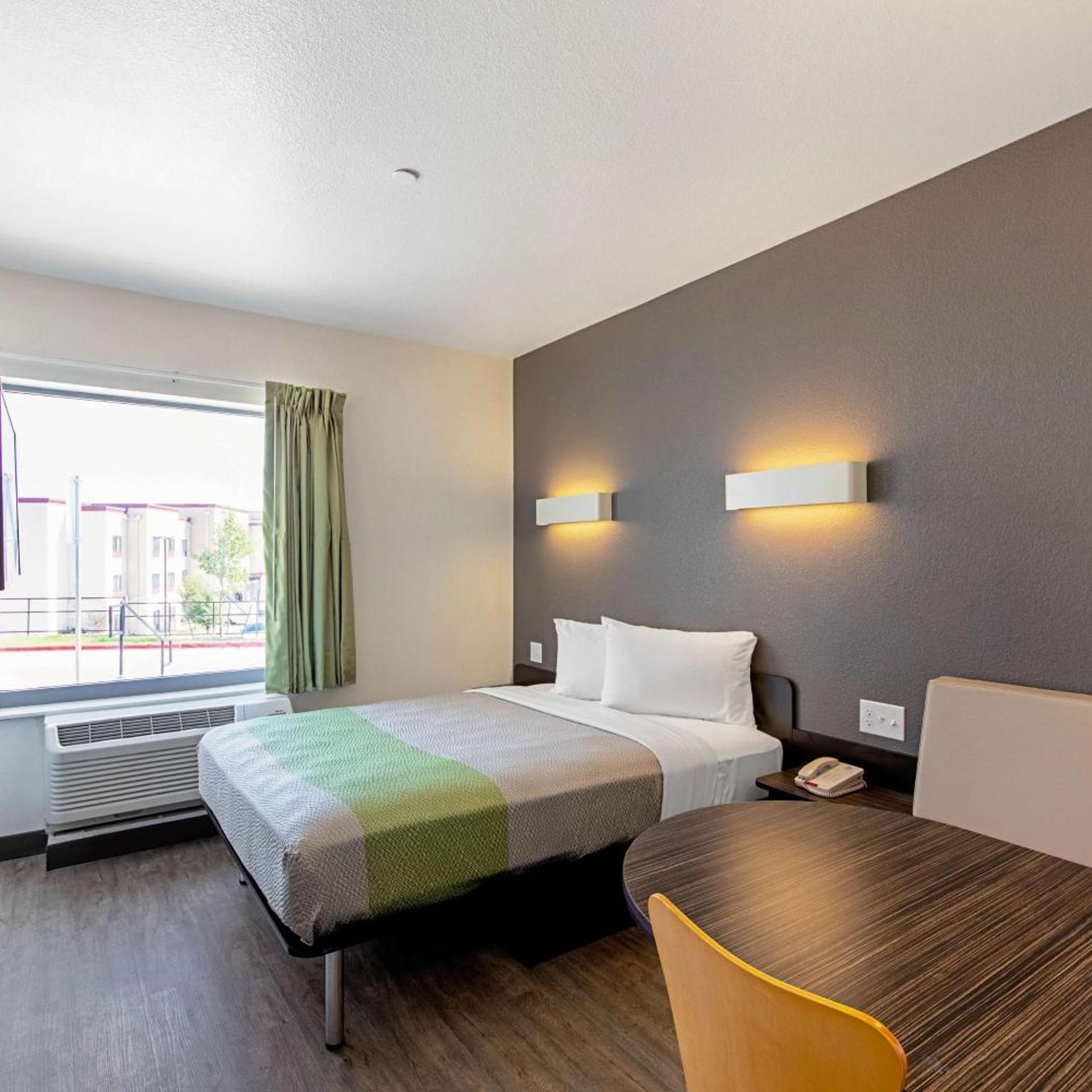 1 Queen Bed - Micfridge