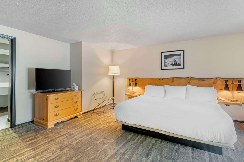 Suite, King Bed, Sofa, Hot Tub