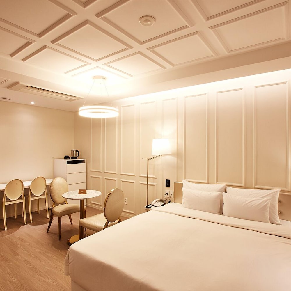 Hotel Wanted 25/70