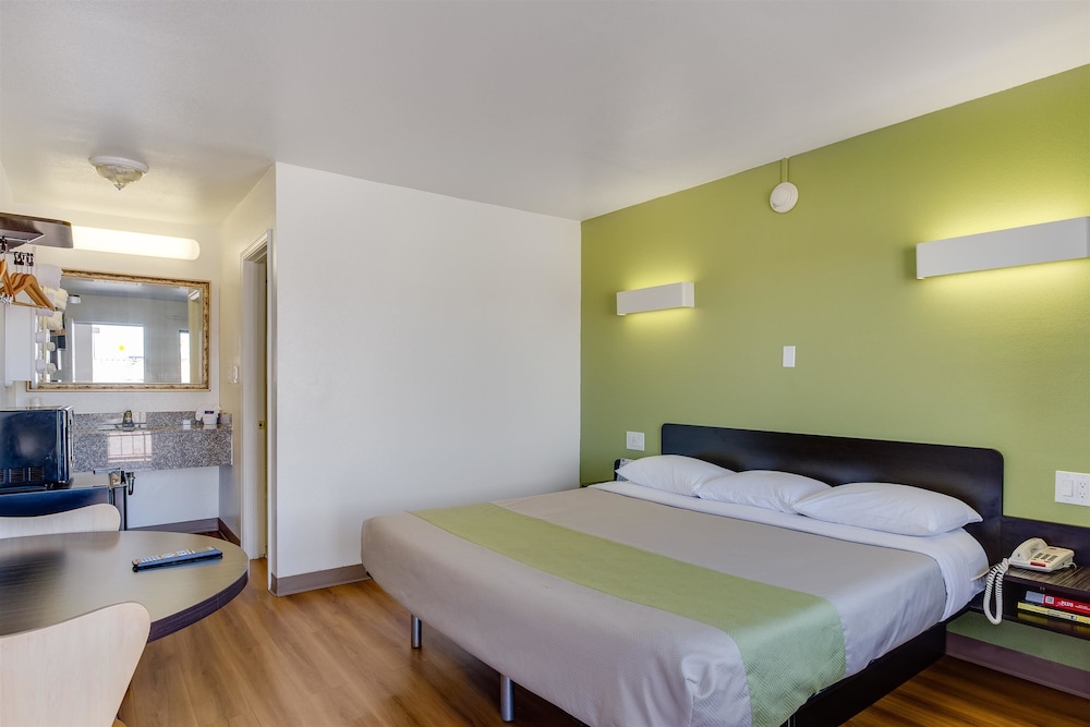 Motel6 El Paso, TX - West 25/66