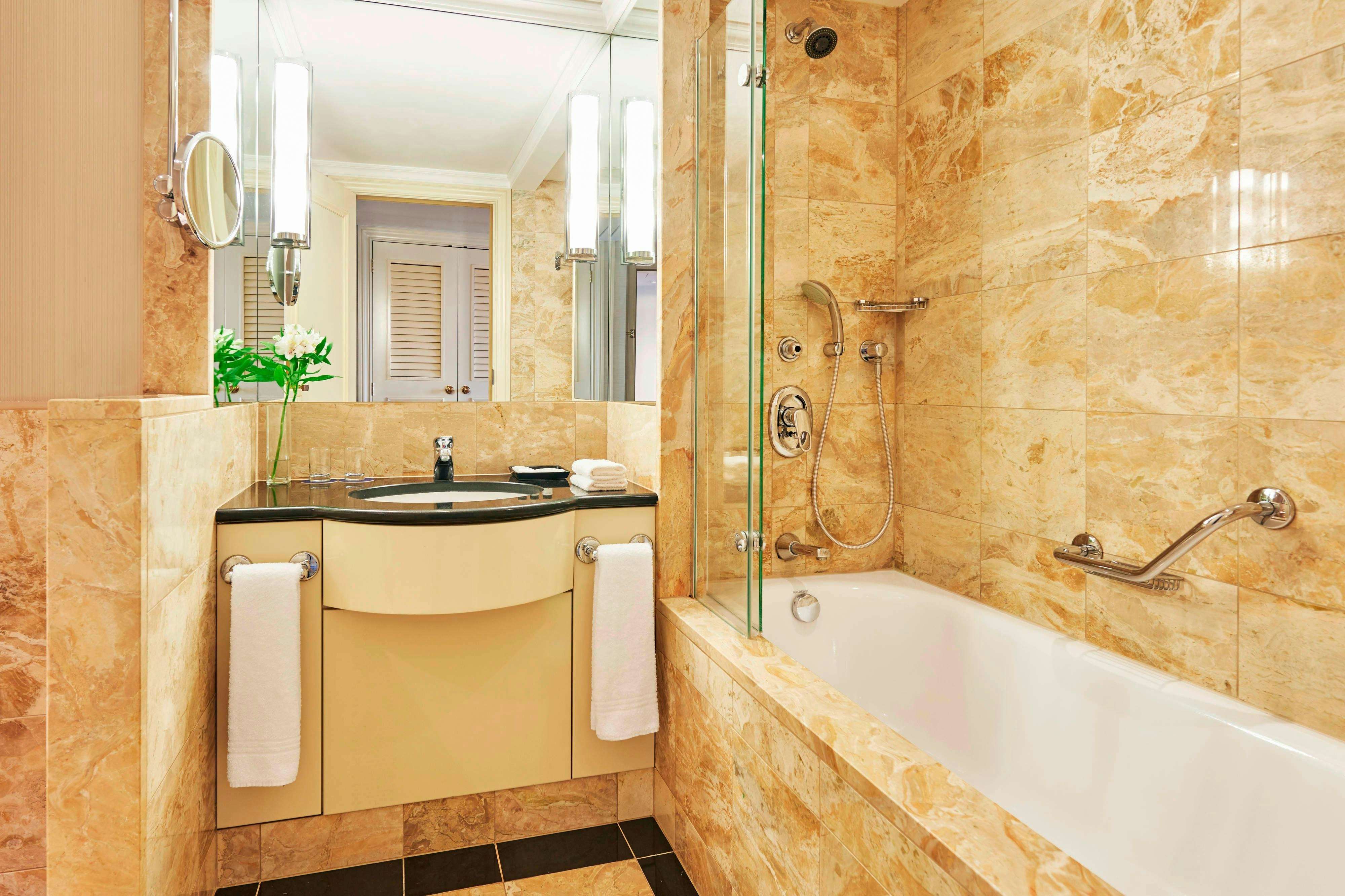 جناح جونيور، Sheraton Grand Warsaw 2/2