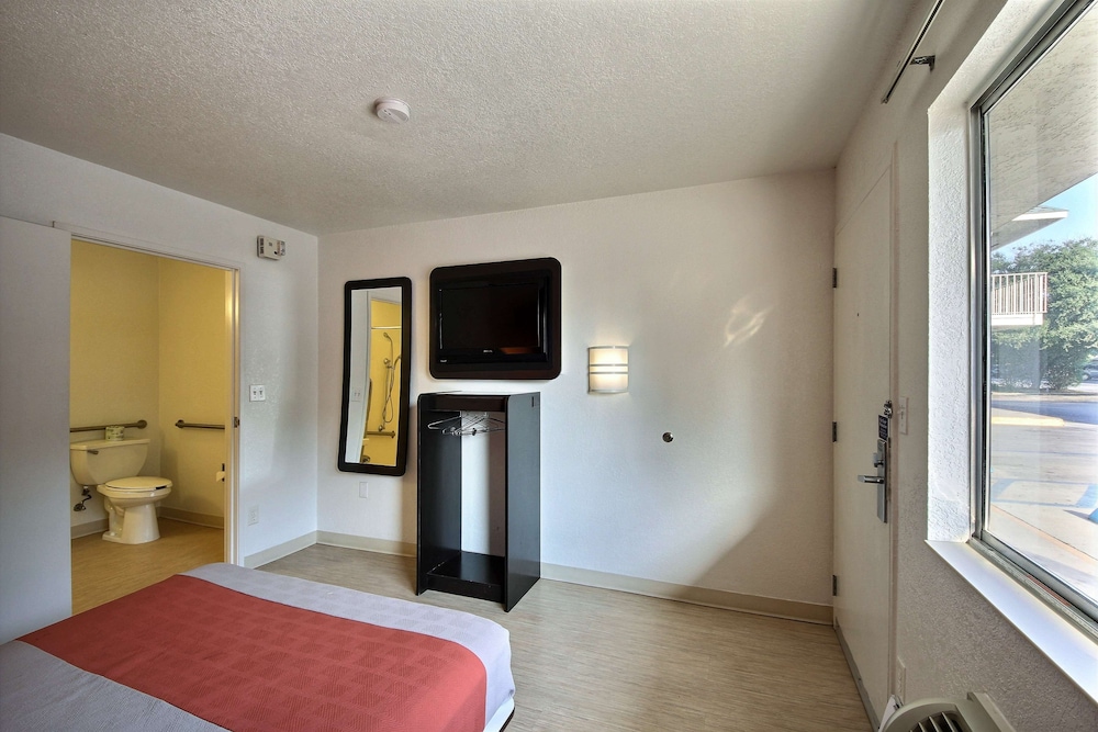 Motel6 San Marcos, TX 30/49