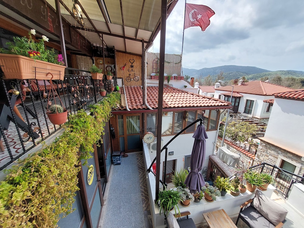 Ena Serenity Boutique Hotel 64/73