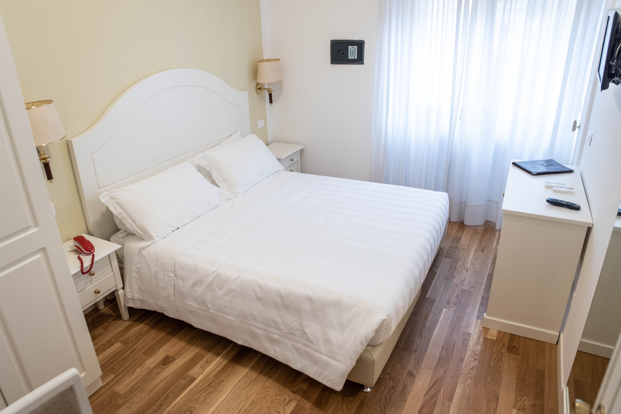 غرفة أساسية بسريرين منفصلين، Grand Hotel Duomo 3/6