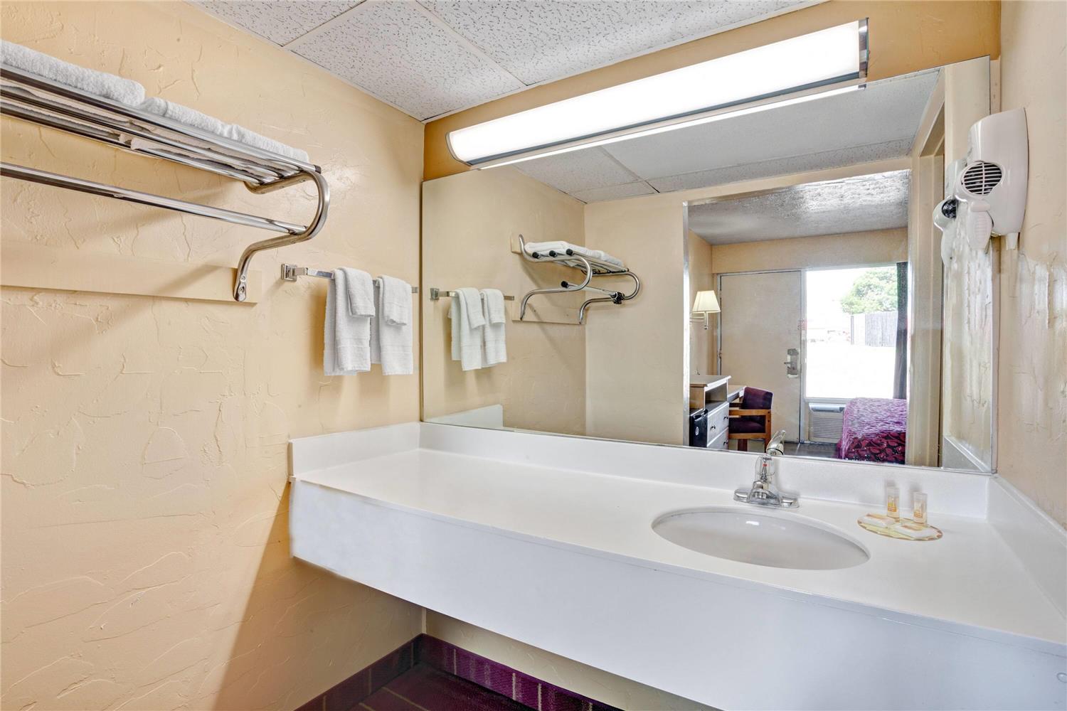 Days Inn By Wyndham Louisville Airport Fair And Expo Center 30/32