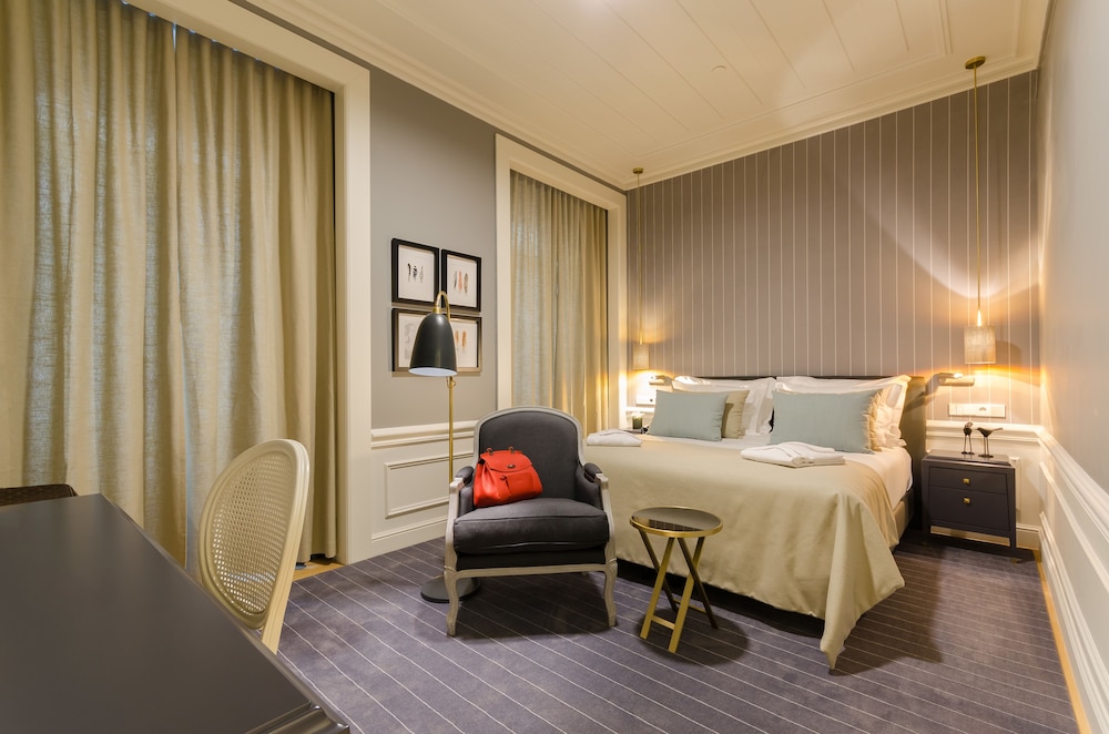 DELUXE, DOUBLE OR TWIN BED, CITY VIEW