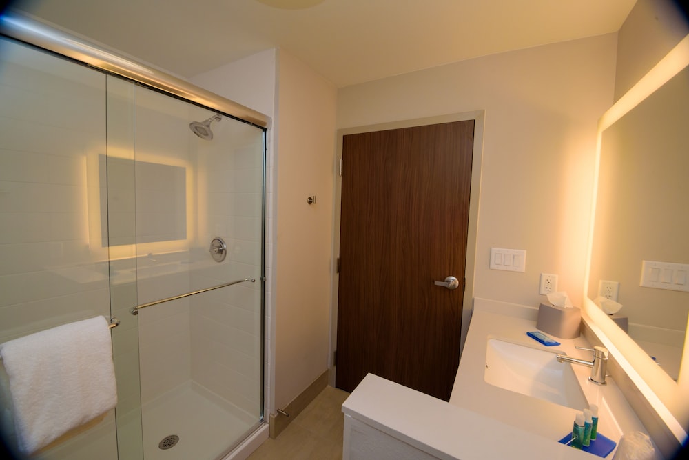 Holiday Inn Express Suites Mckinney Frisco East 11/36