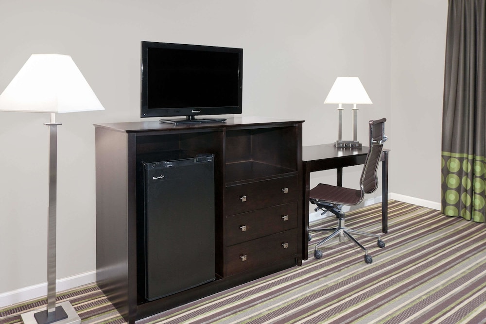 Super 8 by Wyndham Morton Grove/Chicago 13/16