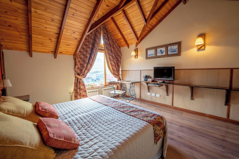 STANDARD, DOUBLE BED, MOUNTAIN VIEW