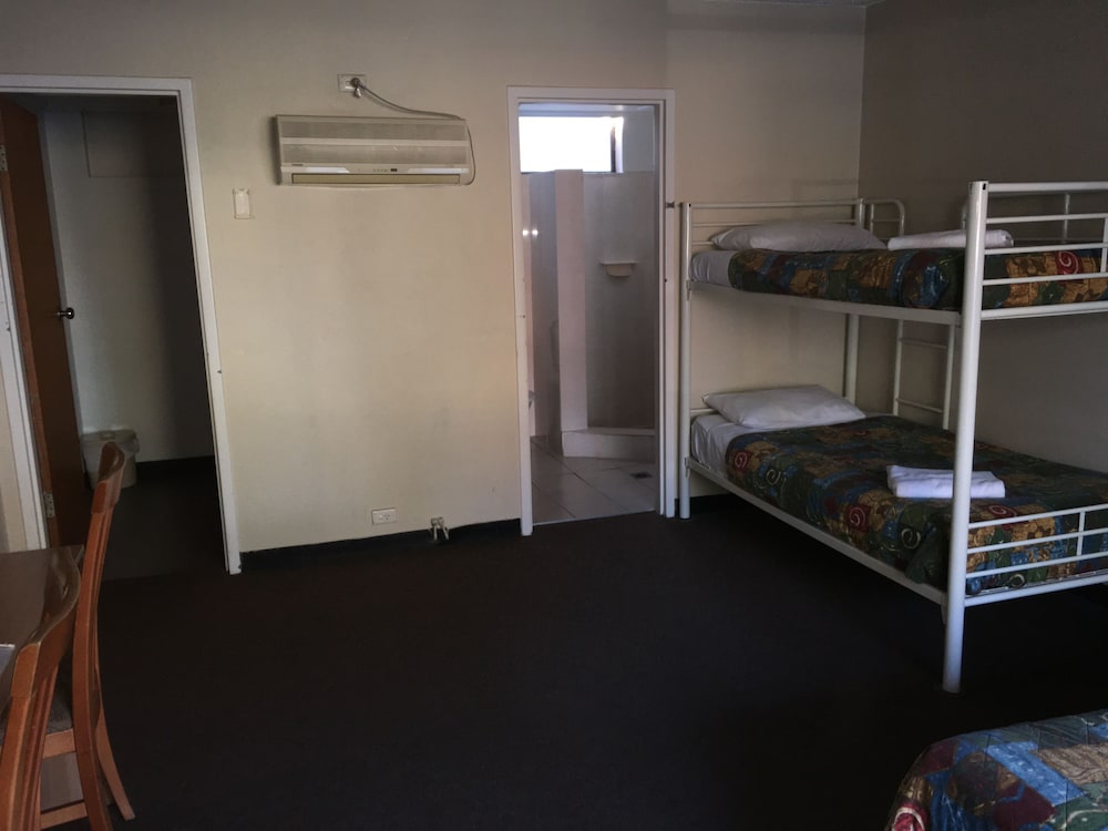 RED CEDARS MOTEL CANBERRA 17/42