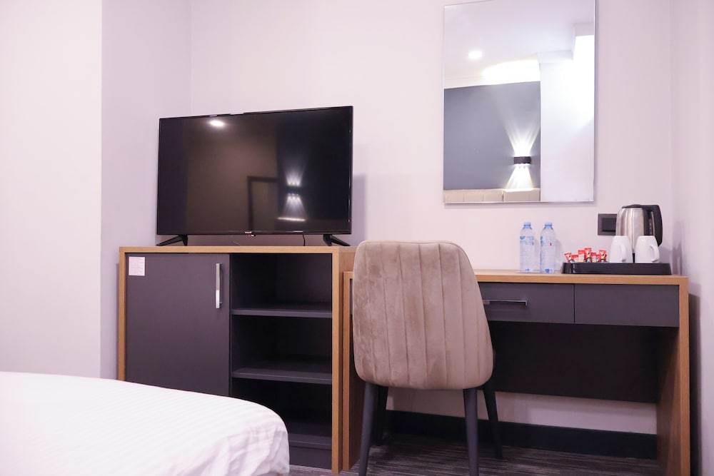 HOME PLUS Hotel & SEYHLI 32/42