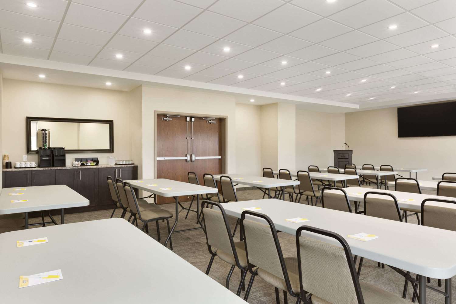 Days Inn & Suites By Wyndham Lindsay 38/43