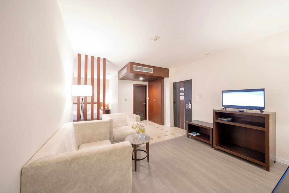 Golden Crown Grand Hotel 38/50