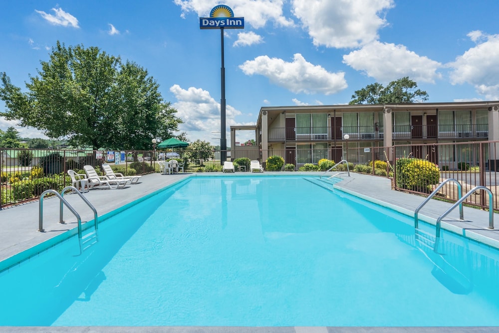 Days Inn By Wyndham Hurricane Mills 19/23
