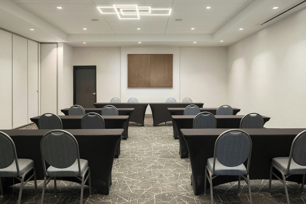 Holiday Inn & Suites Asheville-Biltmore Village Area 64/70