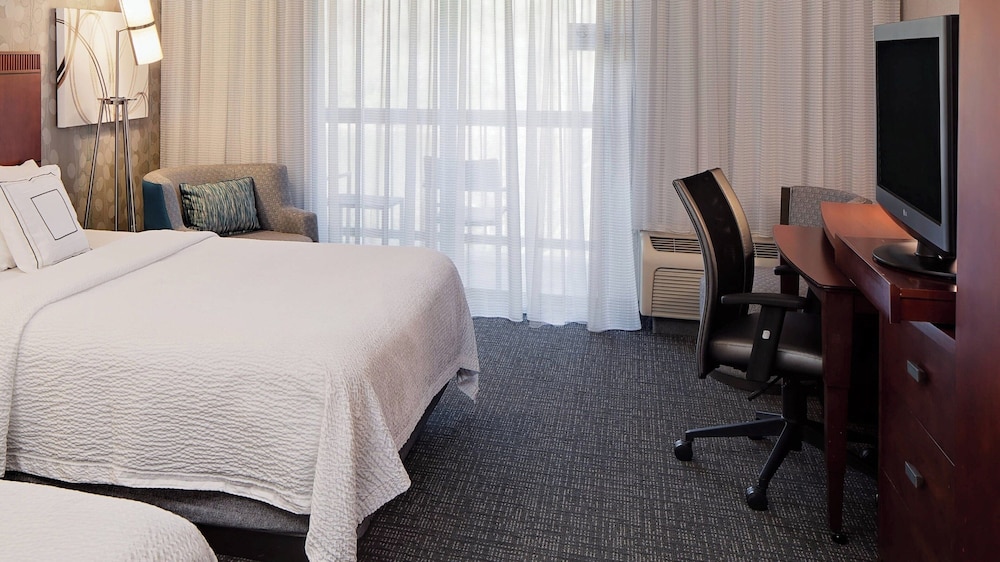 غرفة بسريرين كوين بشرفة، Courtyard by Marriott West Homestead Waterfront 3/4