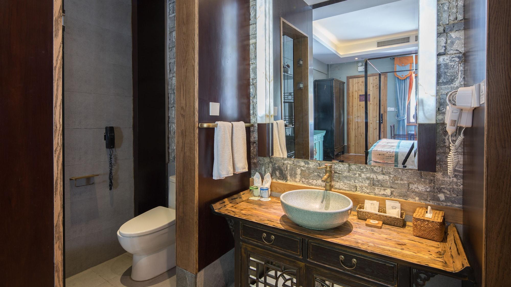 Tongxiang Wuzhen Yuexiang Inn 49/50