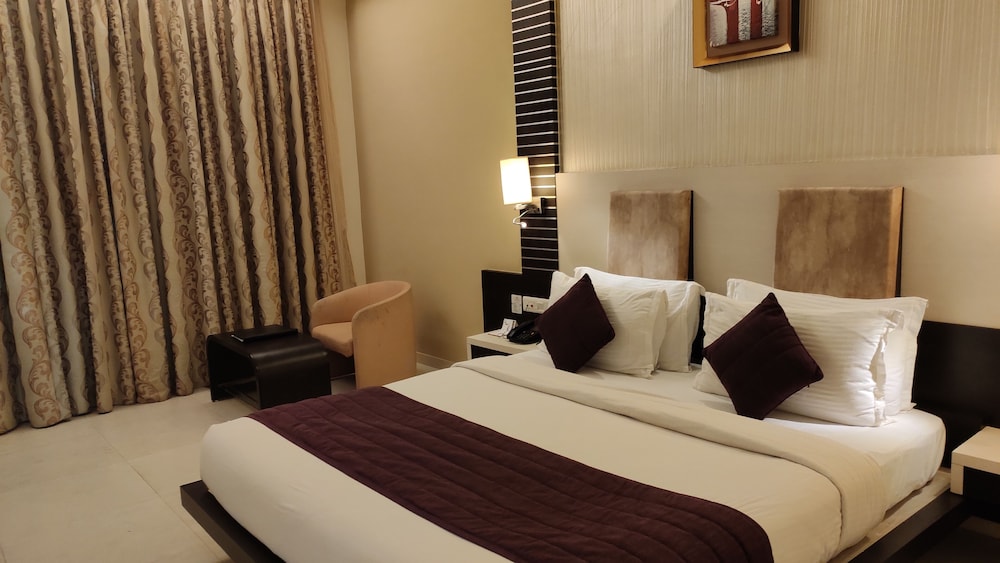Aakar Lords Inn Saputara 15/40