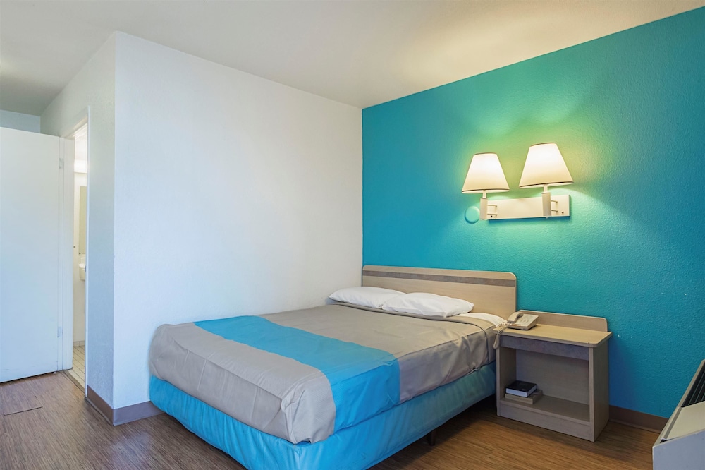 SUITE, QUEEN BED