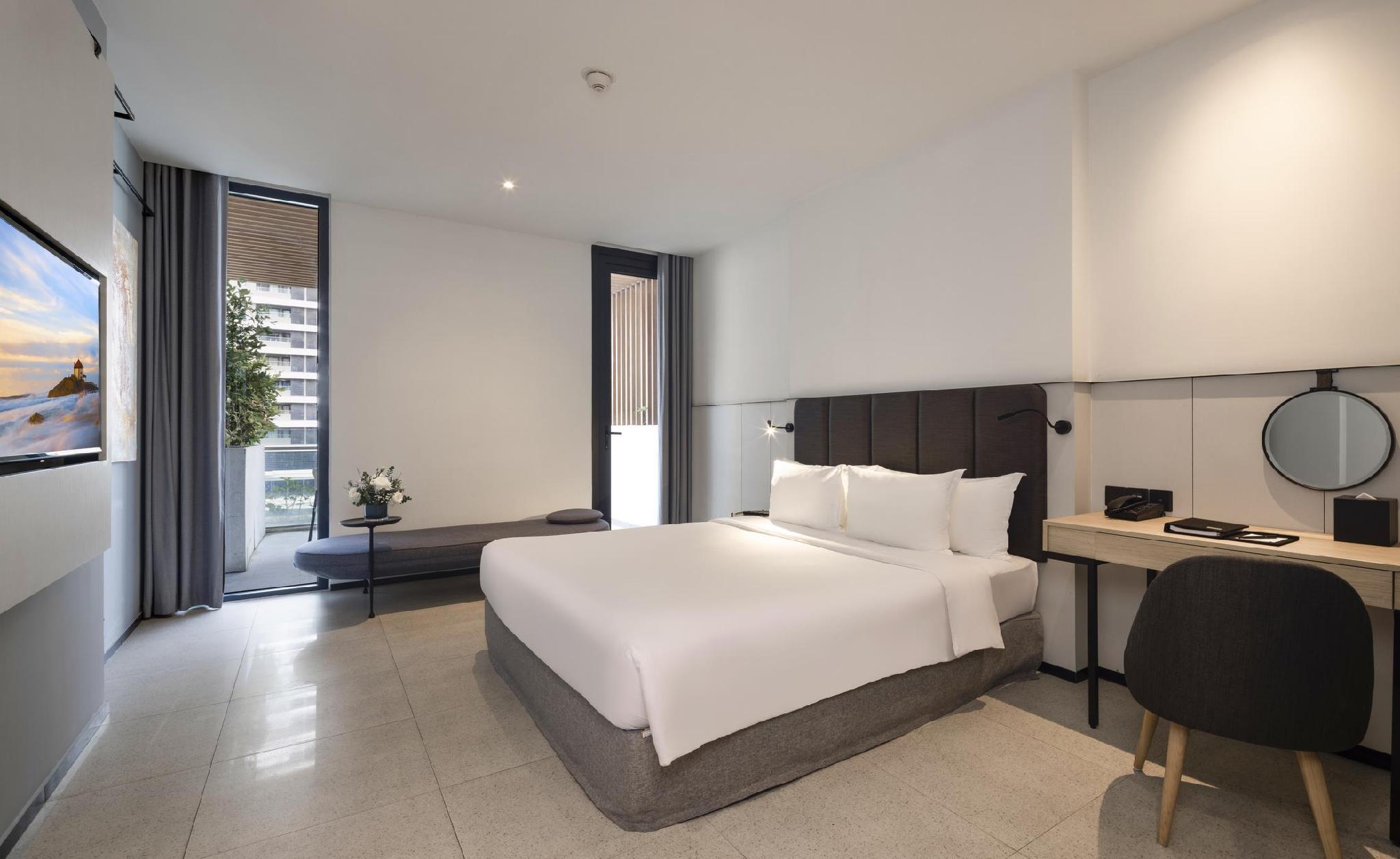 Deluxe, King Bed, Pool Terrace