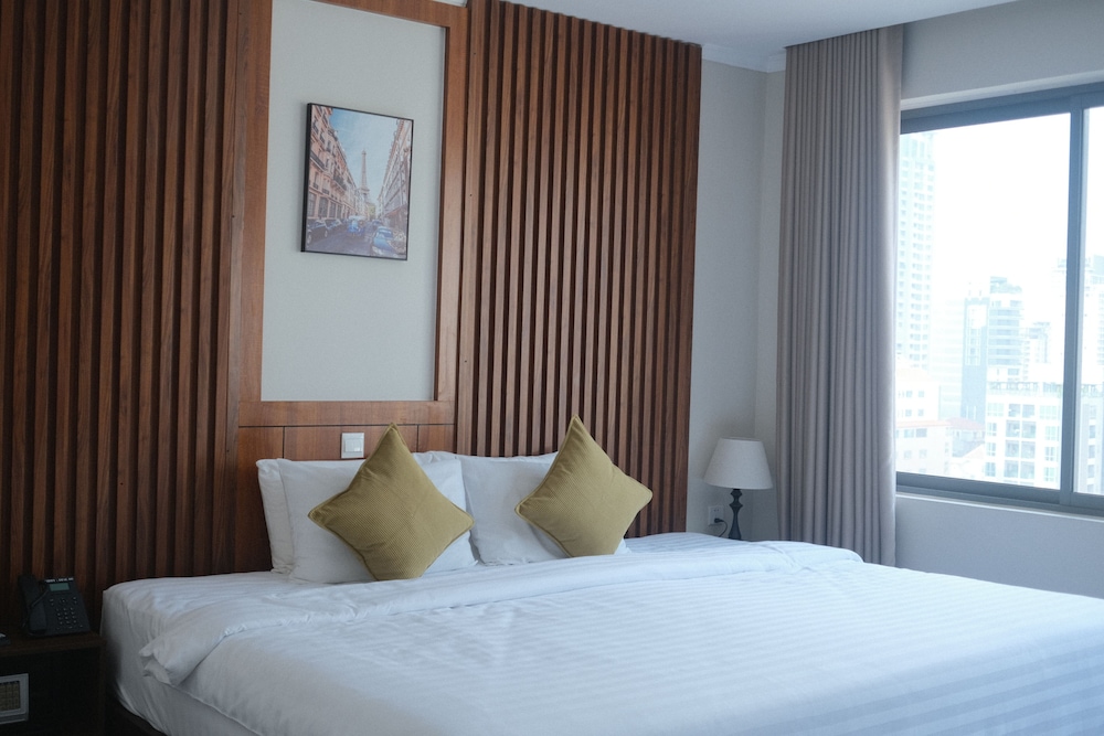 ROOM, KING BED