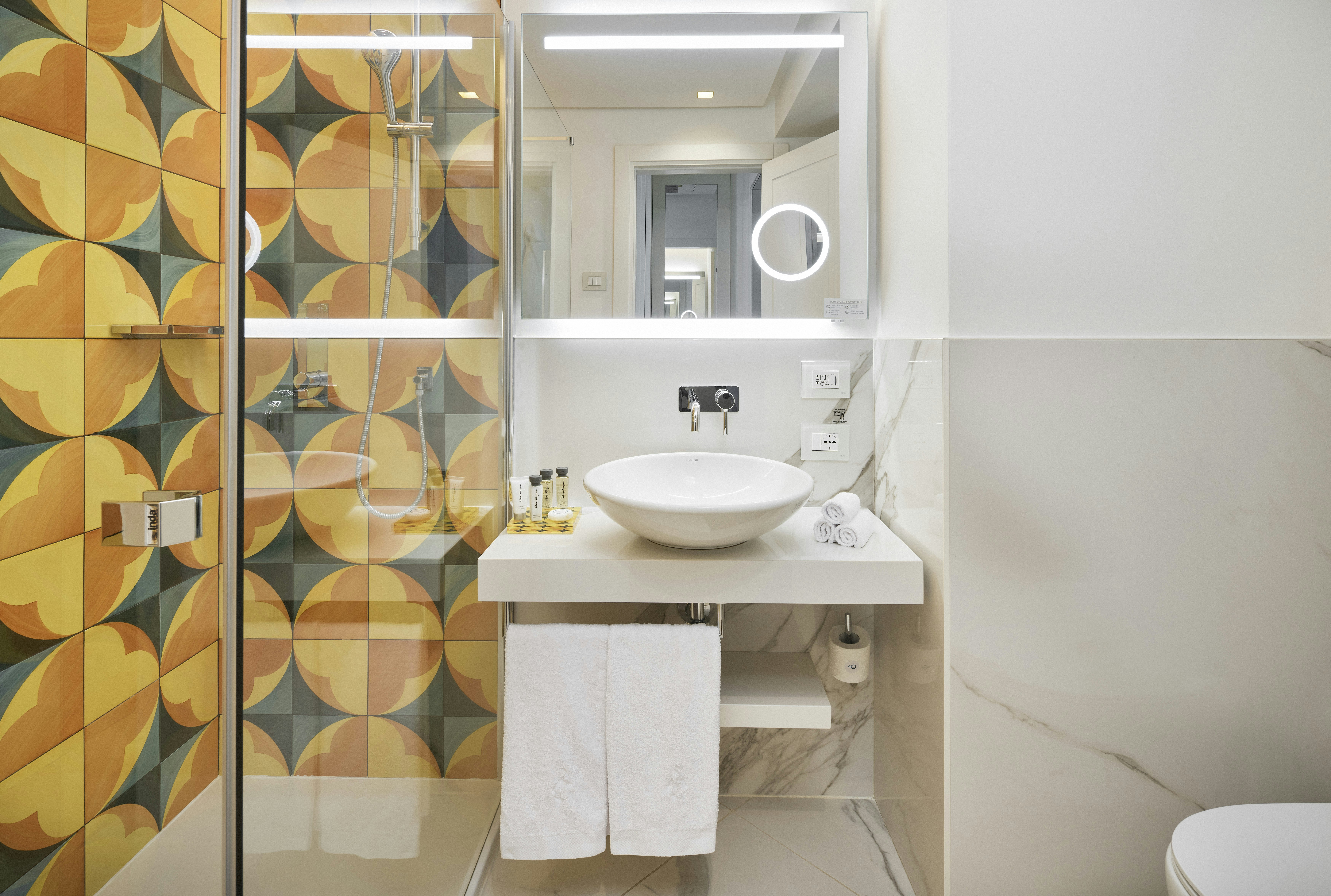 جناح جونيور بسرير كينج بإطلالة على البحر بشرفة، De Bonart Naples, Curio Collection by Hilton 2/4