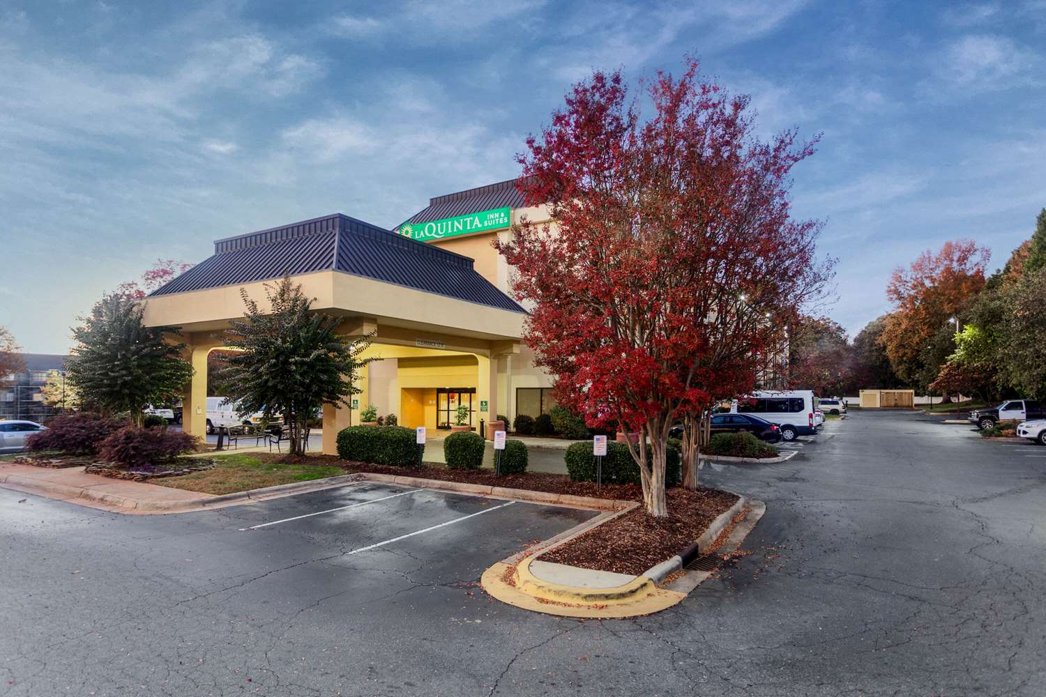 Spark by Hilton Charlotte Airport North 32/37