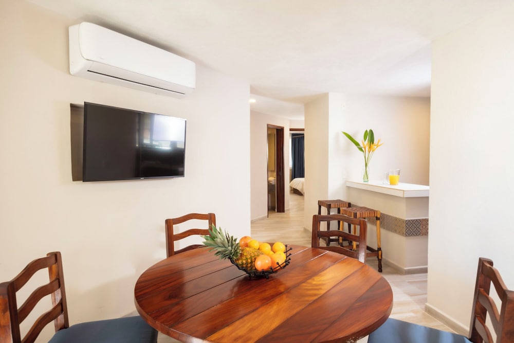 Vista Vallarta All Suites on the Beach 51/75