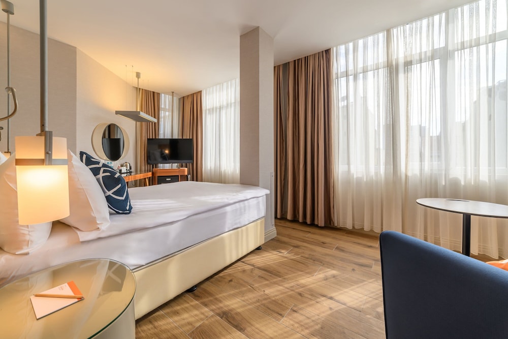 ROOM, QUEEN BED, SOFA