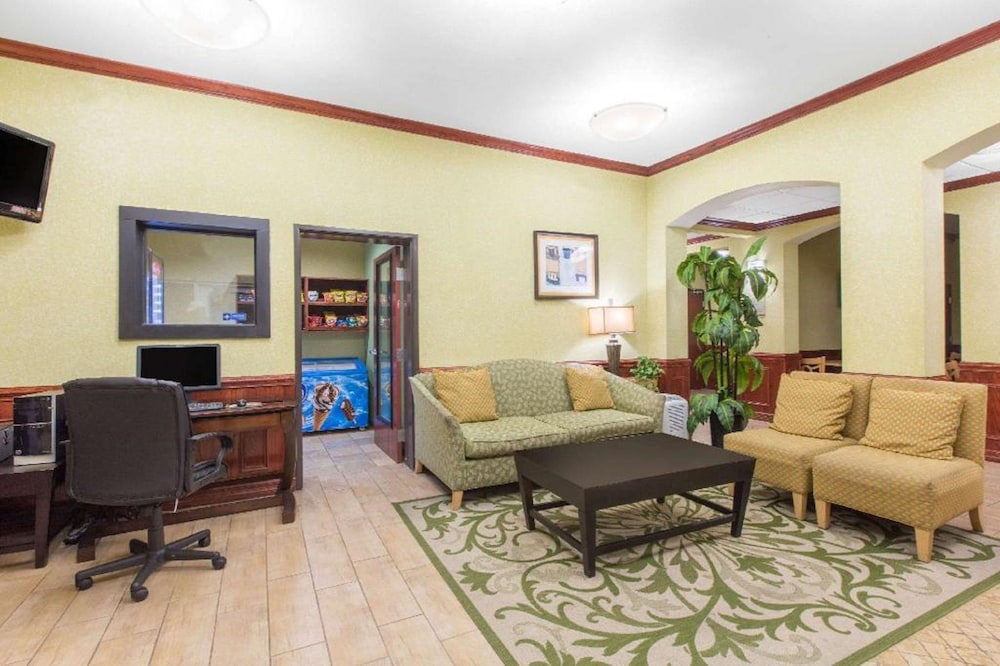 Hawthorn Suites by Wyndham Corpus Christi Padre Island 18/25