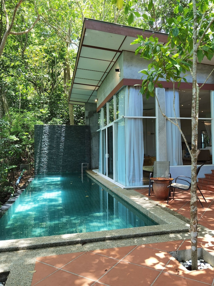 Ambong Pool Villas 25/50