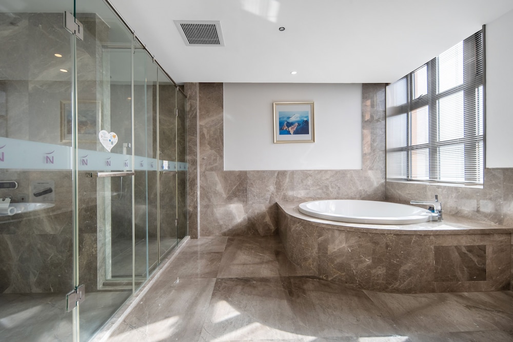 Novotel Huashan 50/50