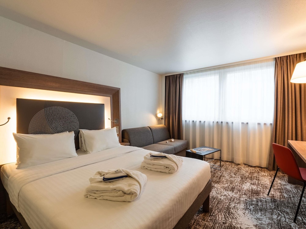 EXECUTIVE, QUEEN BED, SOFA