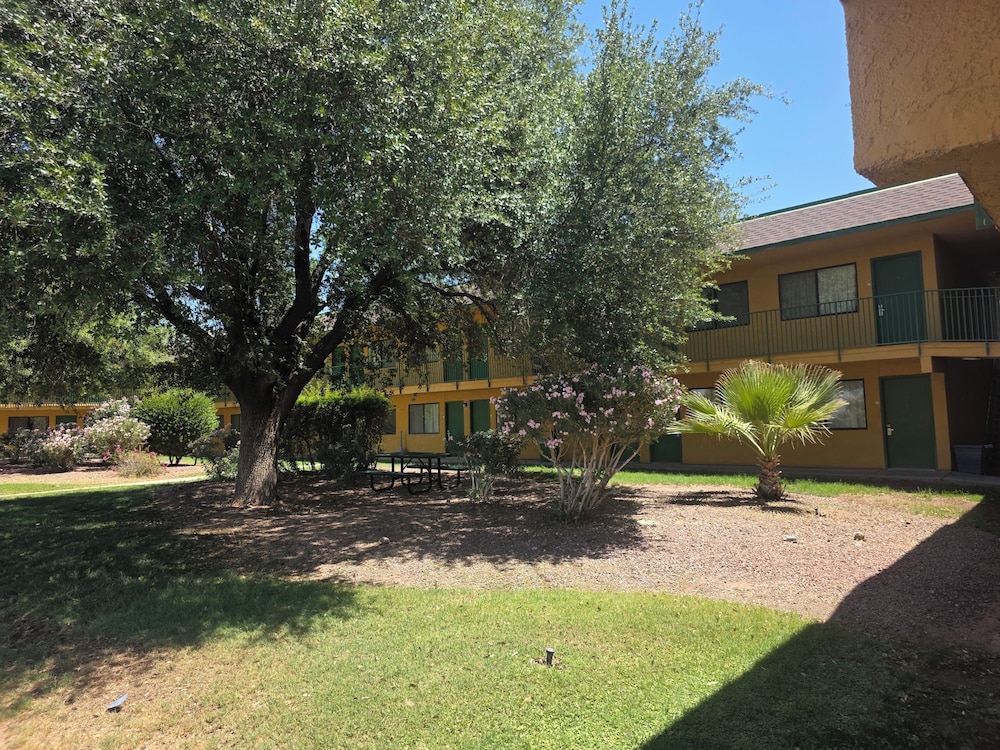 Econo Lodge Inn & Suites Yuma 34/47