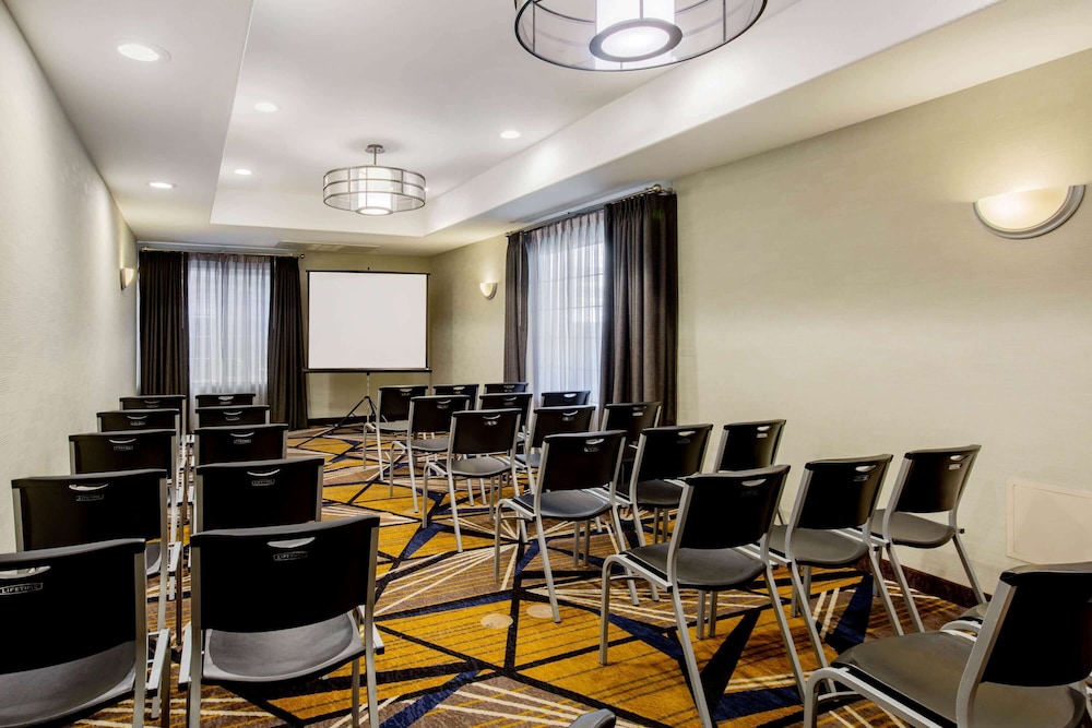 Fairfield Inn & Suites By Marriott Fresno River Park 44/54