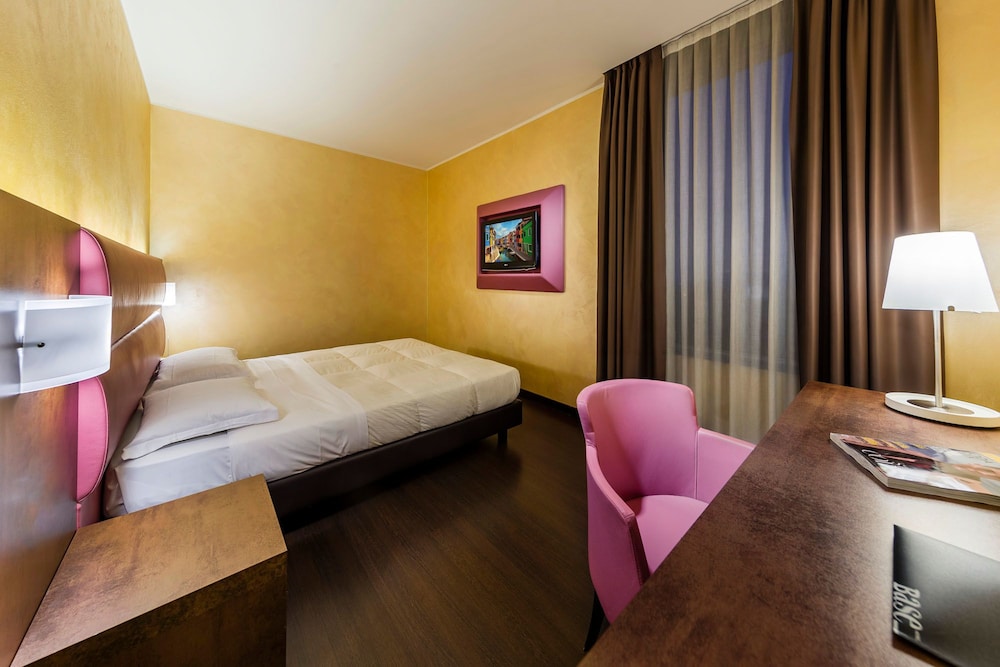 Base To Work Hotel 6/42