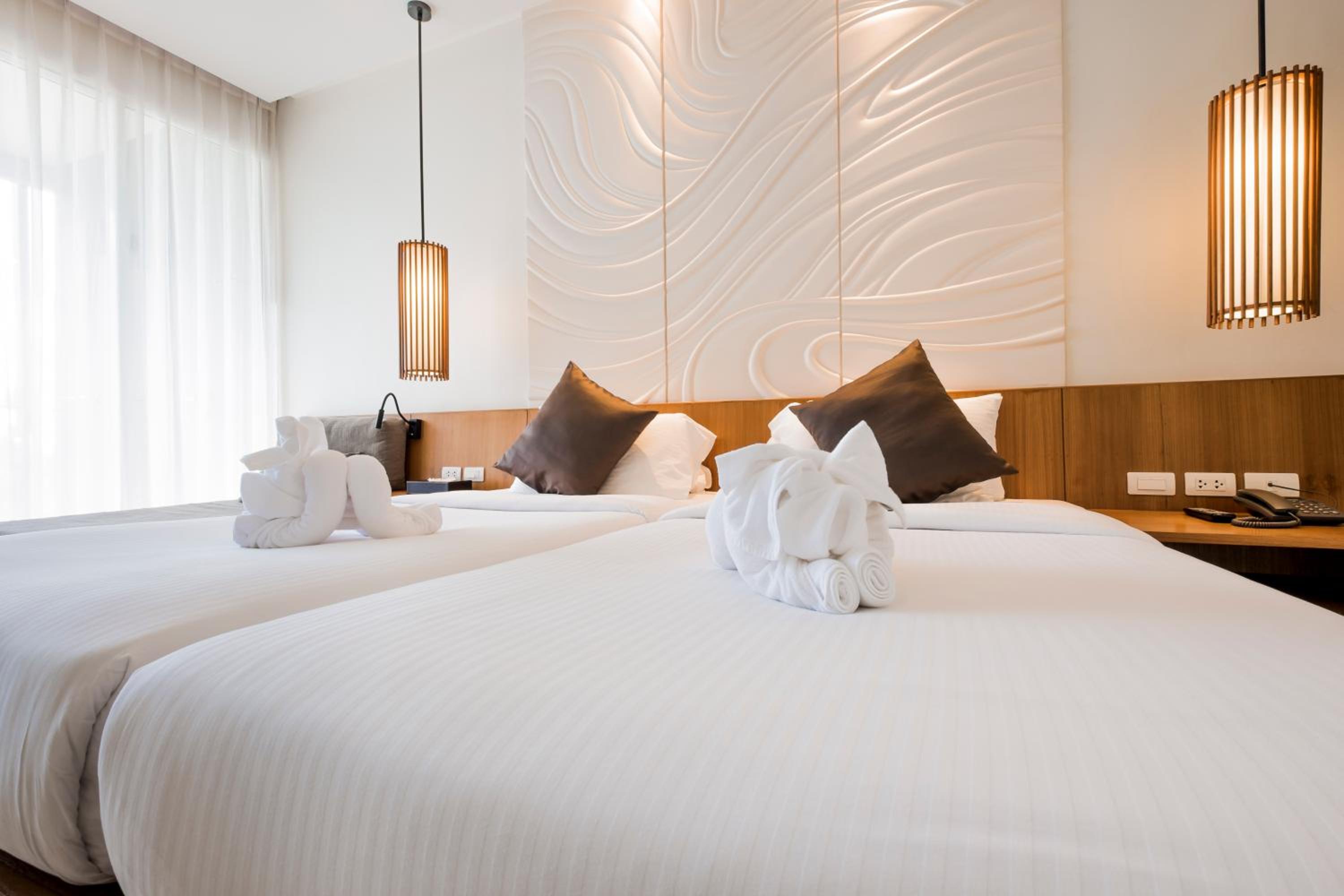 Room, Double or Twin Bed, Pool View