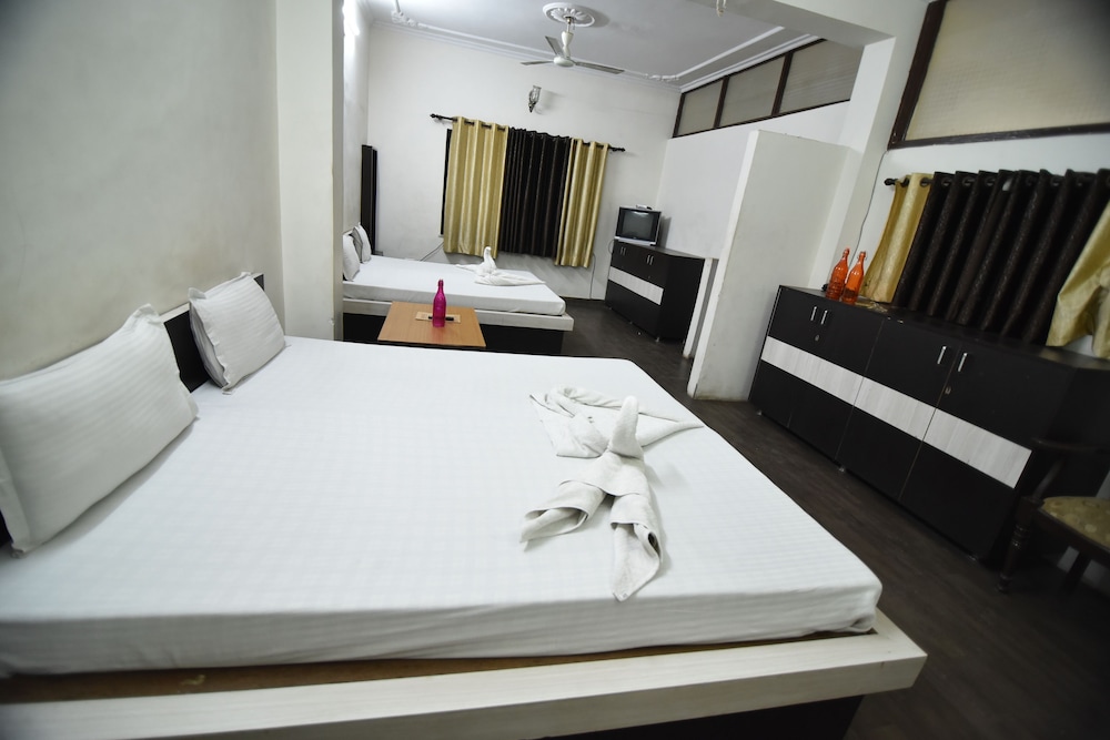 Hotel Vaishnavi 18/58