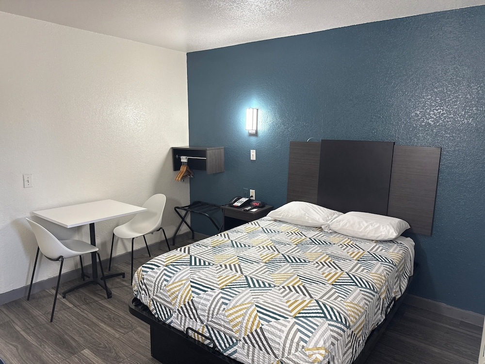 Studio6 Grand Prairie, TX 34/60