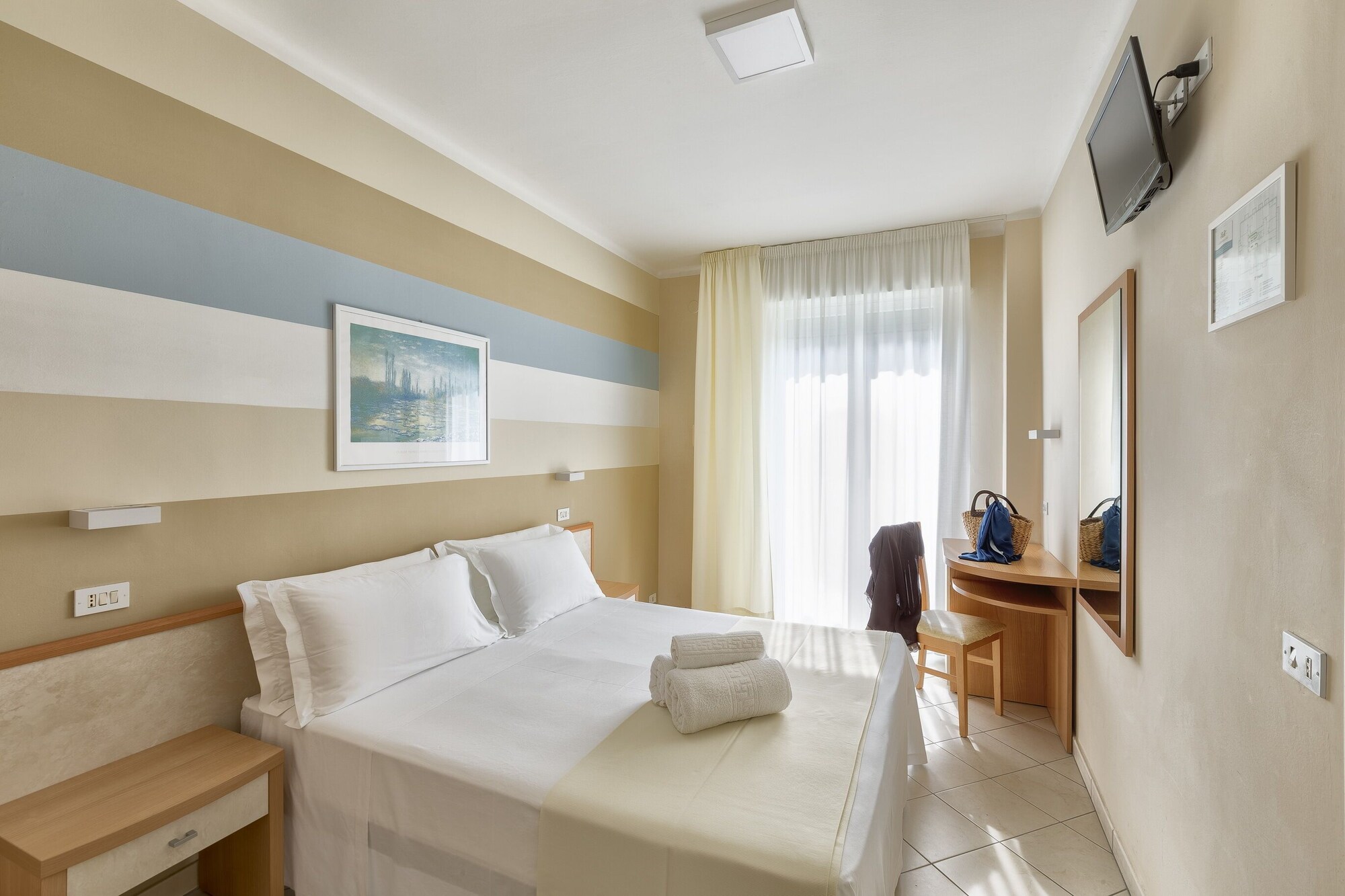 ROOM, DOUBLE OR TWIN BED, PARTIAL SEA VIEW