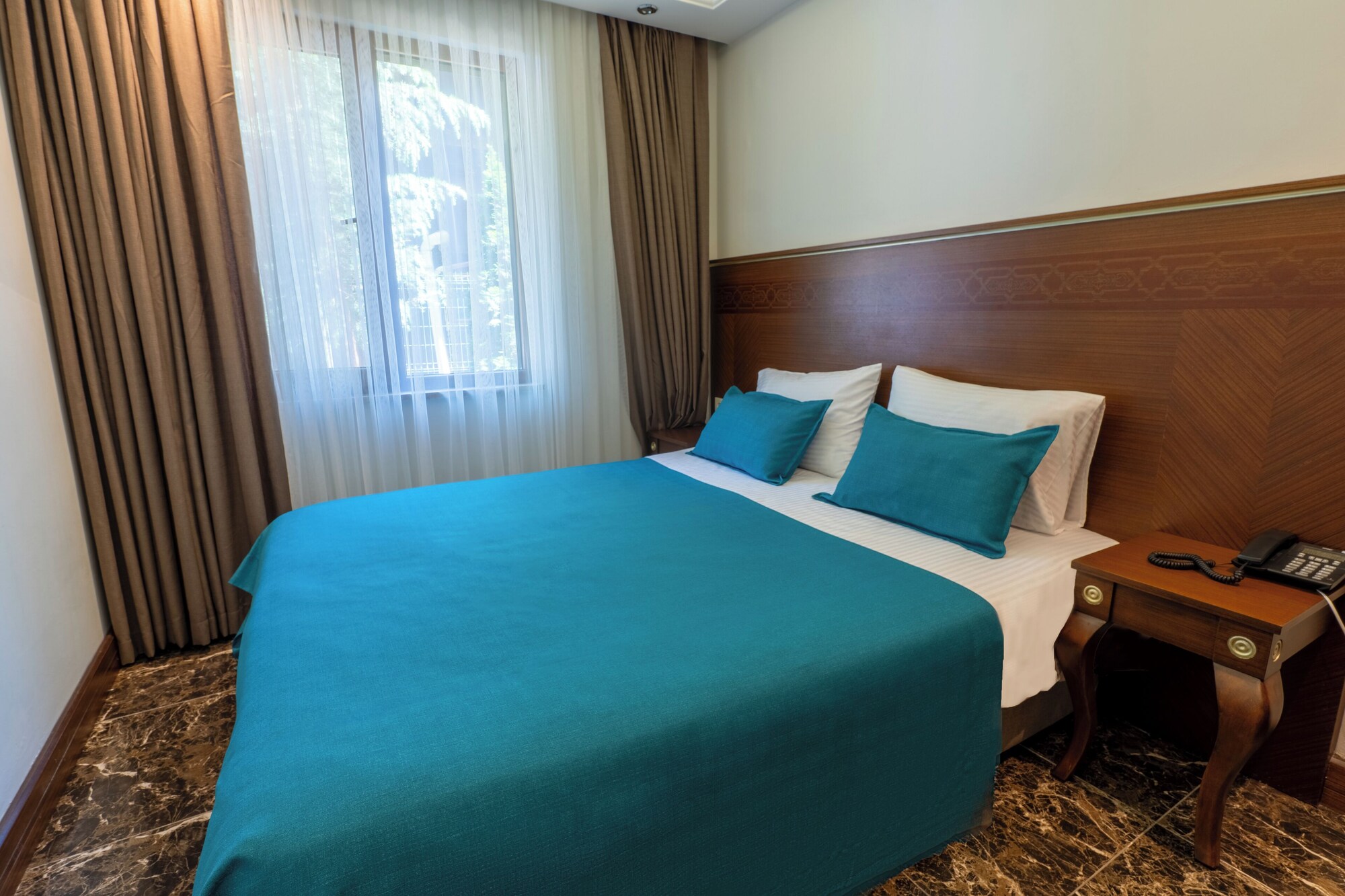 Superior, Twin Beds, Valley View