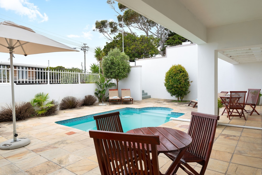61 On Camps Bay 16/23