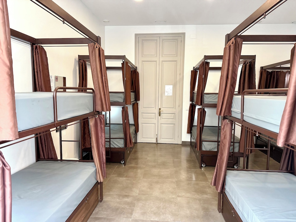 MIXED DORM, 12 PEOPLE