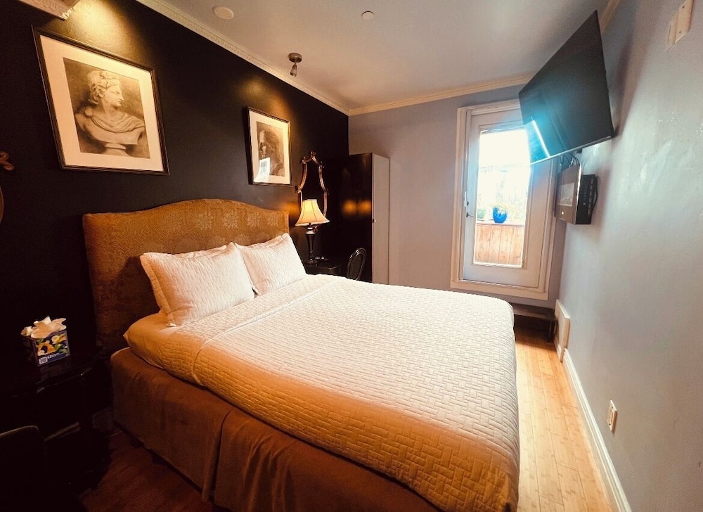 Roman, Queen Bed, Patio