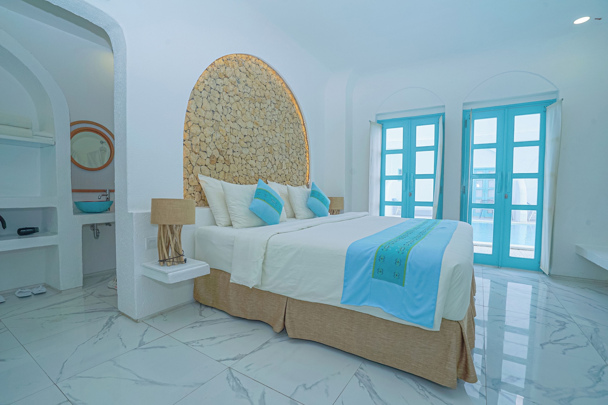 Suite, King Bed, Pool Access