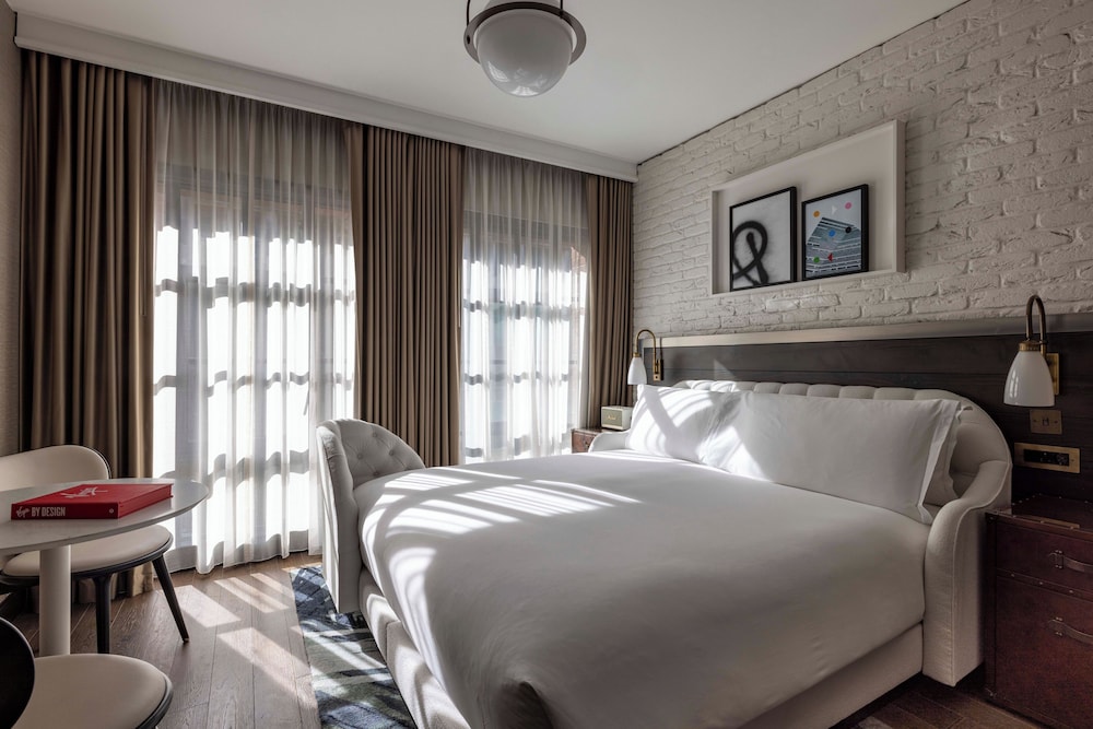 GRAND, KING BED, ACCESSIBLE